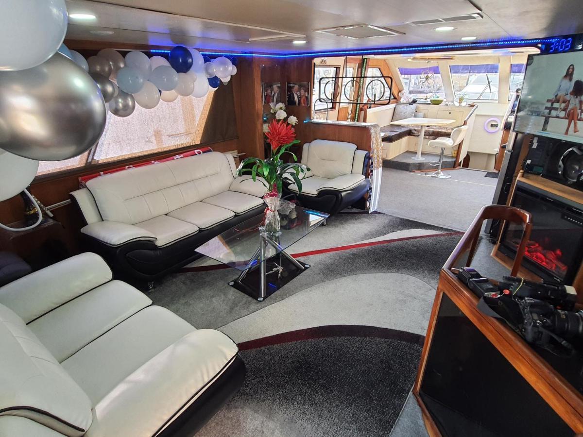 Hotel en barco Romantic @ Ocean 3-deck Yacht