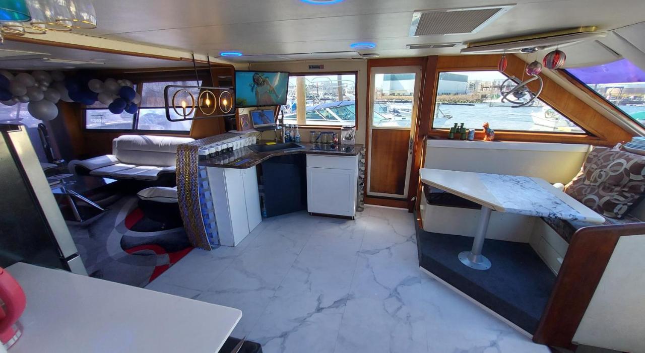 Hotel en barco Romantic @ Ocean 3-deck Yacht